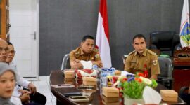 Wali Kota Kotamobagu nampak serius mengikuti zoom pengendalian inflasi bersama Kementerian Dalam Negeri (Foto: Fb Milenial Weny Gaib)