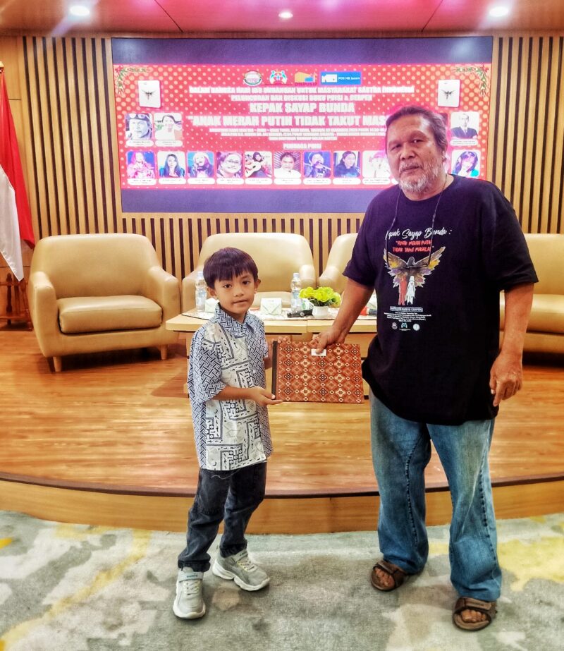 Arung saat menerima penghargaan dari Ketua Taman Inspirasi Sastra Indonesia (TISI), Oktavianus Maseka.